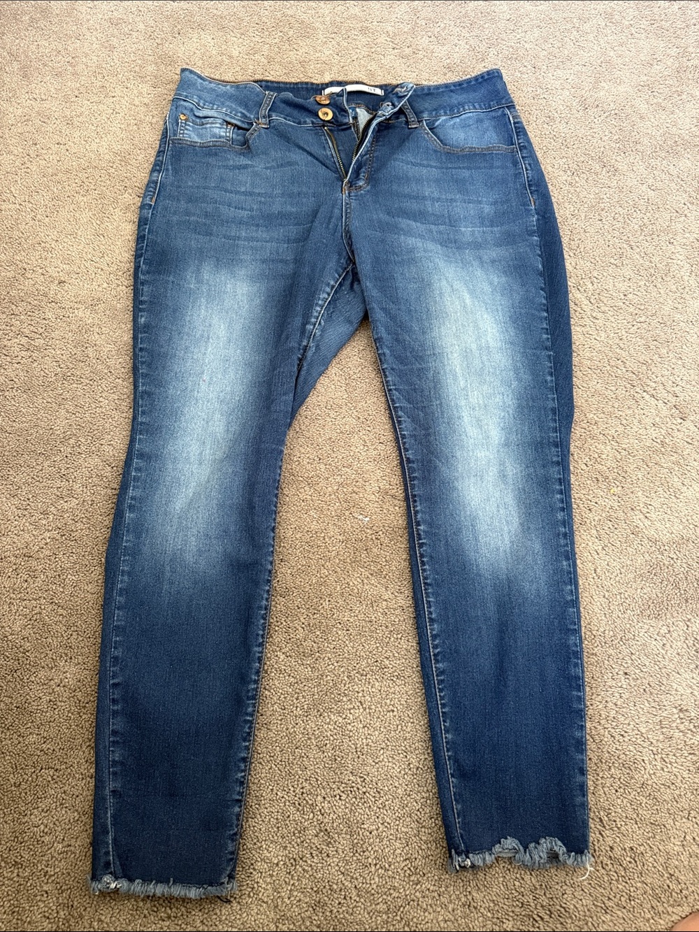 !it jeans Skinny Jeans in Blue Wash with Frayed Hem